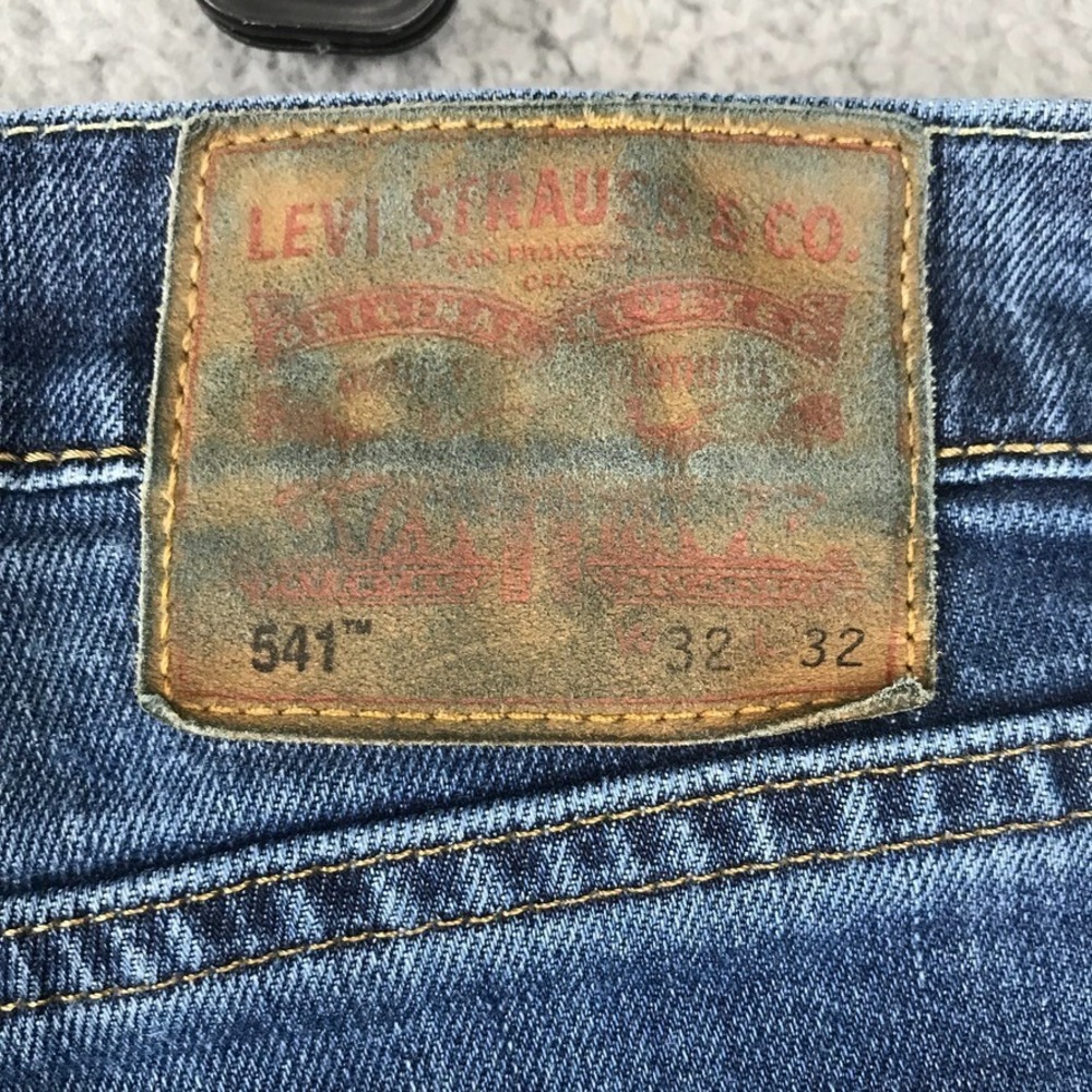 Levis 541 Men Size 32X32 Actual 32X29.5 Distressed - Picture 4 of 10